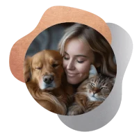 Femme assise avec un chien et un chat endormis à ses côtés, illustrant la tranquillité apportée par une alimentation saine et équilibrée.